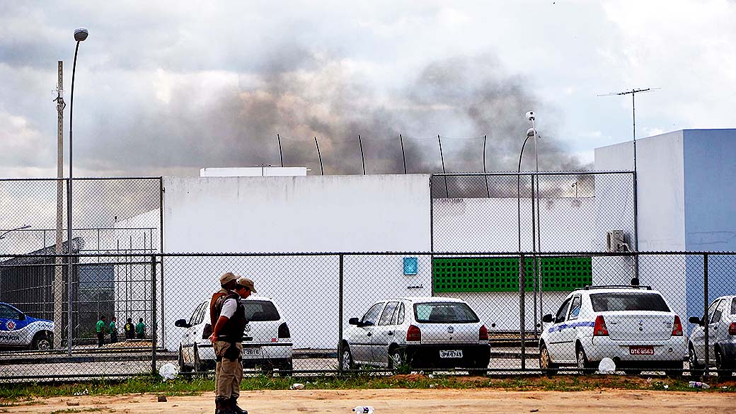 Fumaça preta é vista no Presídio de Eunápolis durante rebelião, na Bahia