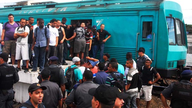 Problema na rede da Supervia causa depredação de um trem na estação Oswaldo Cruz, em Madureira, zona norte do Rio de Janeiro. Várias estações estão com filas de passageiros que tiveram que desembarcar após o problema da rede