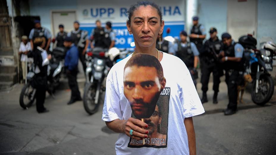 Parentes e amigos de Amarildo de Souza, fazem protesto na Rocinha, no Rio