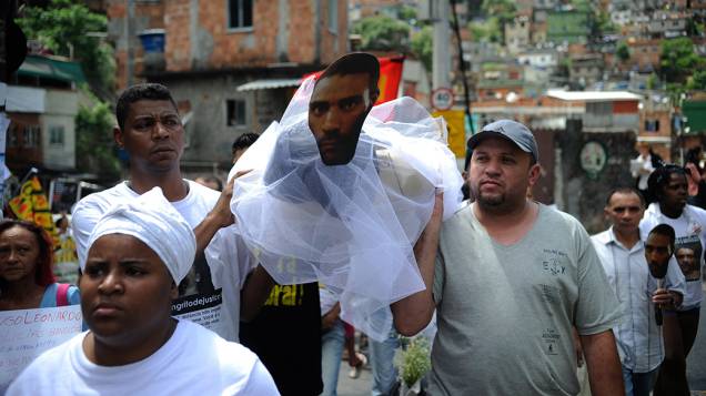 Parentes e amigos de Amarildo de Souza, fazem protesto na Rocinha, no Rio