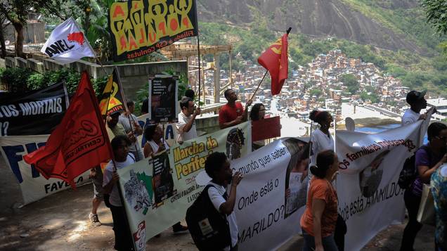 Parentes e amigos de Amarildo de Souza refazem o trajeto onde o ajudante de pedreiro foi visto pela última vez, quando foi levado por policiais militares para a UPP da Rocinha, no Rio