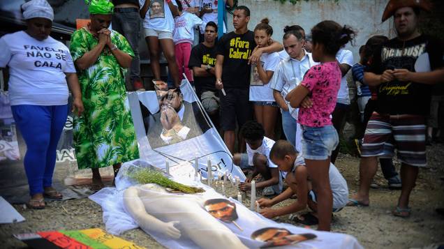 Parentes e amigos de Amarildo de Souza fazem um enterro simbólico em protesto na Rocinha, no Rio