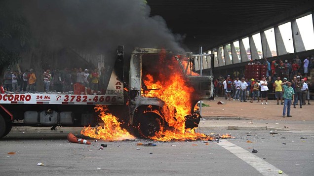 Grupo incendiou veículos, caçambas e também um galpão durante protesto contra a cobrança de estacionamento na Ceagesp, na Zona Oeste de São Paulo