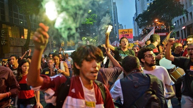 Rio de Janeiro - Manifestantes usam sinalizadores durante protesto no Dia dos Professores, no centro - (15/10/2013)