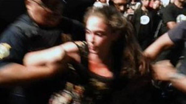 A jovem Joana Palhares, 18, foi retirada à força pela polícia após beijar outra mulher durante protesto em um evento evangélico presidido pelo deputado Marco Feliciano, em São Sebastião, litoral de São Paulo