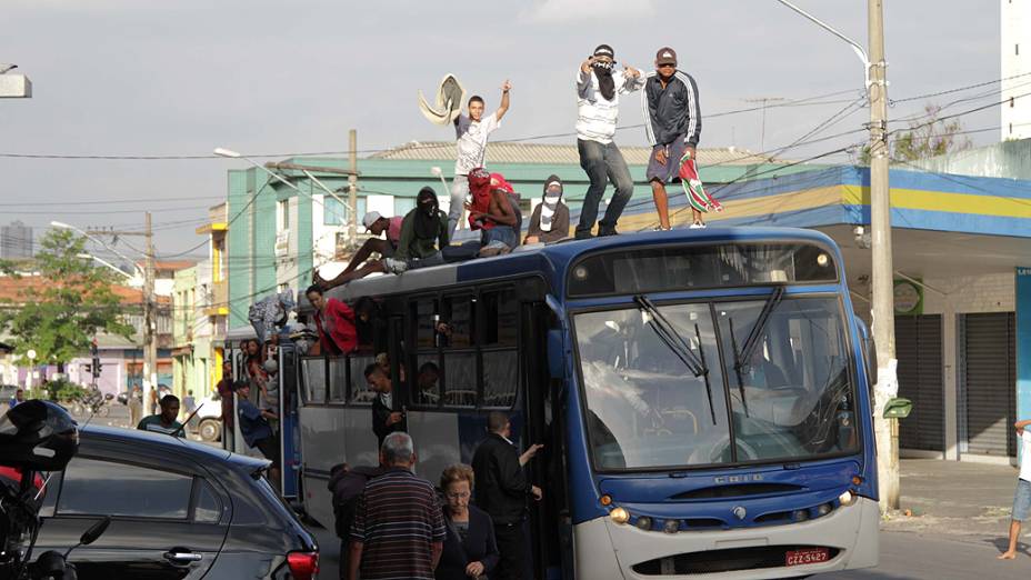 Manifestantes protestam na avenida Roland Garros, zona norte de São Paulo, por causa da morte de um garoto de 17 anos durante operação da polícia