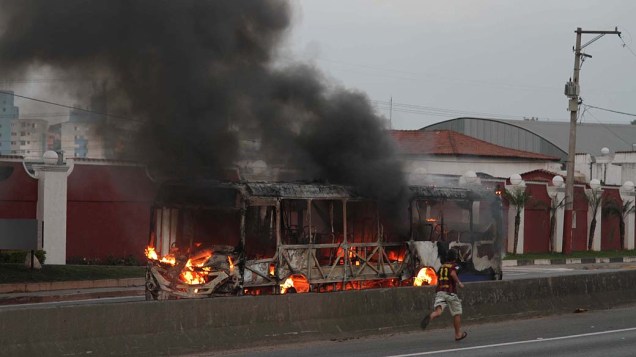 Manifestantes ateiam fogo em ônibus e caminhões na rodovia Fernão Dias, em São Paulo, nesta segunda-feira (28), em protesto contra a morte de um garoto de 17 anos durante operação da polícia