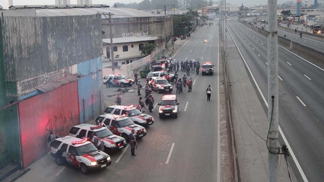 Manifestantes ateiam fogo em ônibus e caminhões, na rodovia Fernão Dias, em São Paulo, nesta segunda-feira (28), em protesto contra a morte de um garoto de 17 anos durante operação da polícia