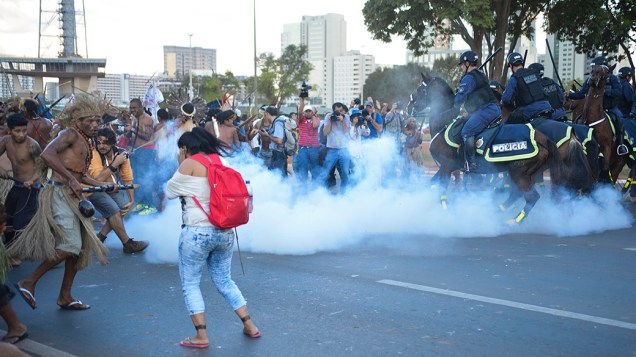 Índios entram em confronto com a Polícia Militar em Brasília
