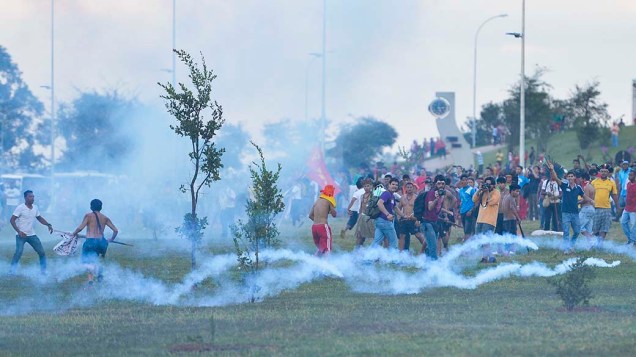 Índios entram em confronto com a Polícia Militar em Brasília