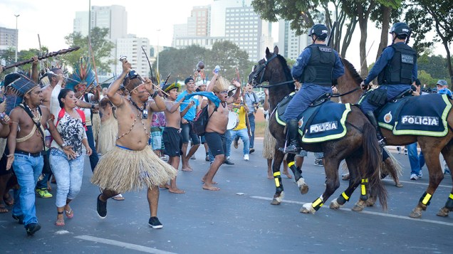 Índios entram em confronto com a Polícia Militar ao tentarem se aproximar do Estádio Nacional de Brasília