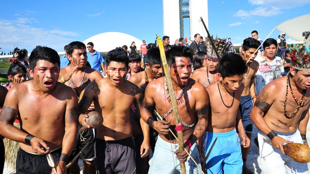 Índios protestam em fente ao Congresso Nacional, em Brasília