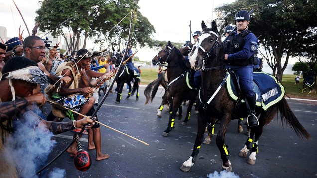 Policia usa bombas de gás lacrimogênio contra índios que protestam próximo ao estádio Mané Garrincha, em Brasília