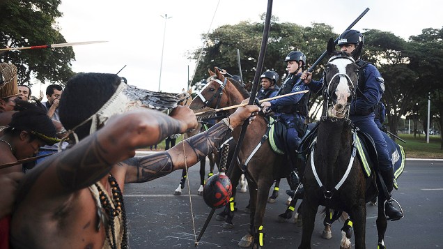 Índios apontam flechas para a polícia durante protesto próximo ao estádio Mané Garrincha, em Brasília