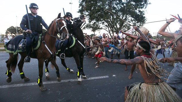 Índios entram em confronto com a Polícia Militar ao tentarem se aproximar do Estádio Nacional de Brasília