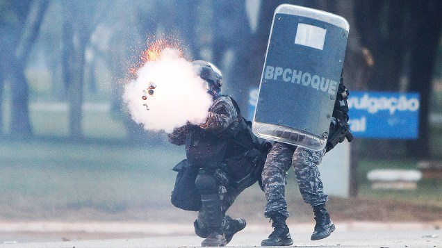 Polícia lança bombas de gás lacrimogênio contra índios que protestam em Brasília