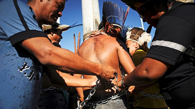Índios acorrentados durante protesto em frente ao Ministério da Justiça, em Brasília