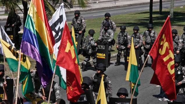 Manifestantes protestam em frente a homens do Exército nos arredores do Hotel Windsor, na Barra da Tijuca