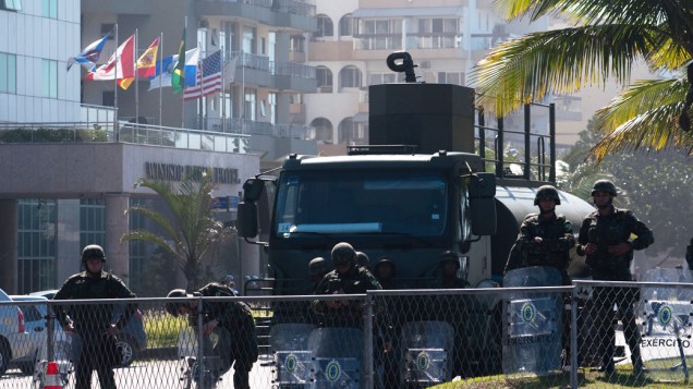 Homens do Exército protegem entrada do Hotel Windsor Barra, Zona Oeste do Rio de Janeiro