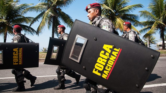 Homens da Força Nacional protegem entrada do Hotel Windsor Barra, Zona Oeste do Rio de Janeiro