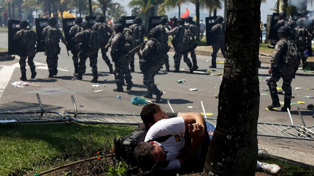Homens da Força Nacional entram em confronto com manifestantes na entrada do Hotel Windsor Barra, Zona Oeste do Rio de Janeiro
