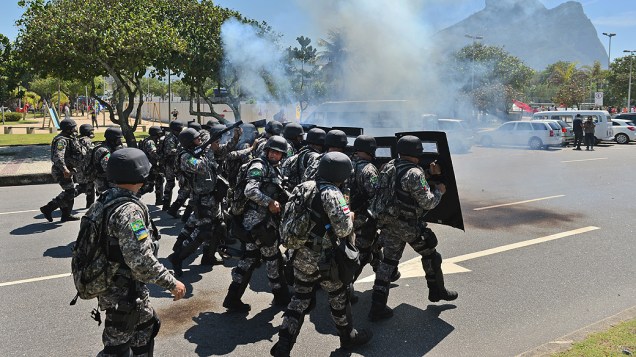 Homens da Força Nacional entram em confronto com manifestantes na entrada do Hotel Windsor Barra, Zona Oeste do Rio de Janeiro