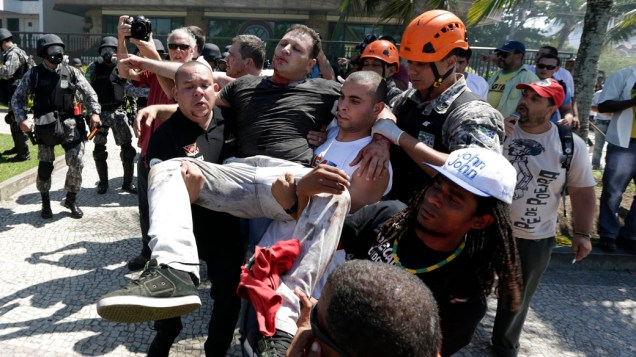Manifestantes entram em confronto com homens da Força Nacional e do Exército na entrada do Hotel Windsor Barra, Zona Oeste do Rio de Janeiro, onde acontece na tarde desta segunda-feira o leilão do campo de pré-sal de Libra