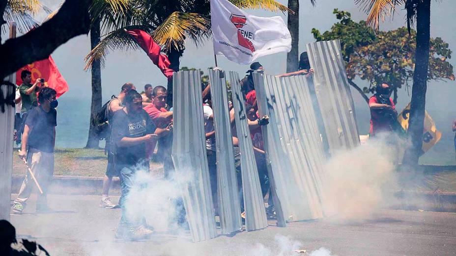 Manifestantes entram em confronto com homens da Força Nacional e do Exército