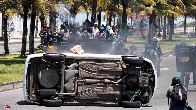 Vândalos viram carro de emissora de televisão durante protesto no Rio de Janeiro