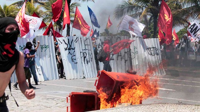 Manifestantes entram em confronto com integrantes da Força Nacional na entrada do hotel Windsor Barra, zona oeste do Rio de Janeiro, onde acontece na tarde desta segunda-feira o leilão do campo de pré-sal de Libra