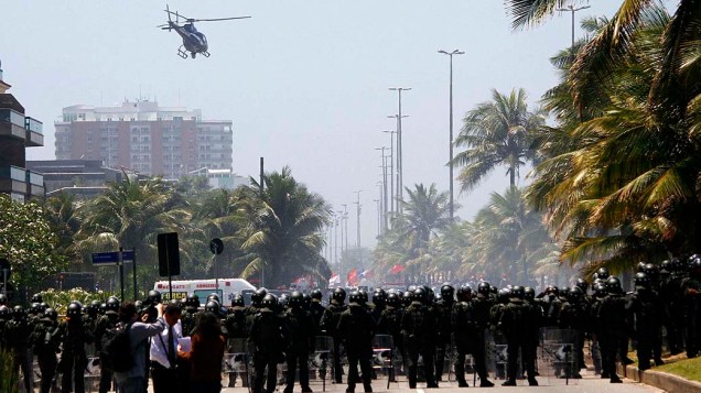 Integrantes da Força Nacional e do Exército protegem entrada do hotel Windsor Barra, zona oeste do Rio de Janeiro, onde acontece na tarde desta segunda-feira o leilão do campo de pré-sal de Libra