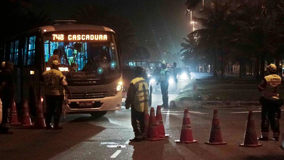 Tropas do Exército reforçam a segurança nos arredores do Hotel Windsor, na Barra da Tijuca, Zona Oeste do Rio de Janeiro, onde acontecerá a primeira rodada do leilão do campo de Libra