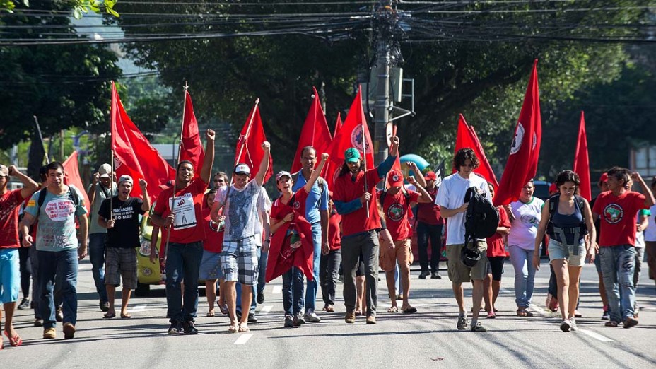 Integrantes do Movimento Sem Terra caminham em direção ao Hotel Windsor, na Barra da Tijuca, Zona Oeste do Rio de Janeiro, onde ocorrerá o leilão do campo de Libra