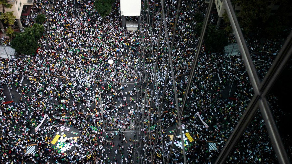 Rio de Janeiro - Manifestantes se reúnem para protestar nesta quinta feira (20) na capital carioca