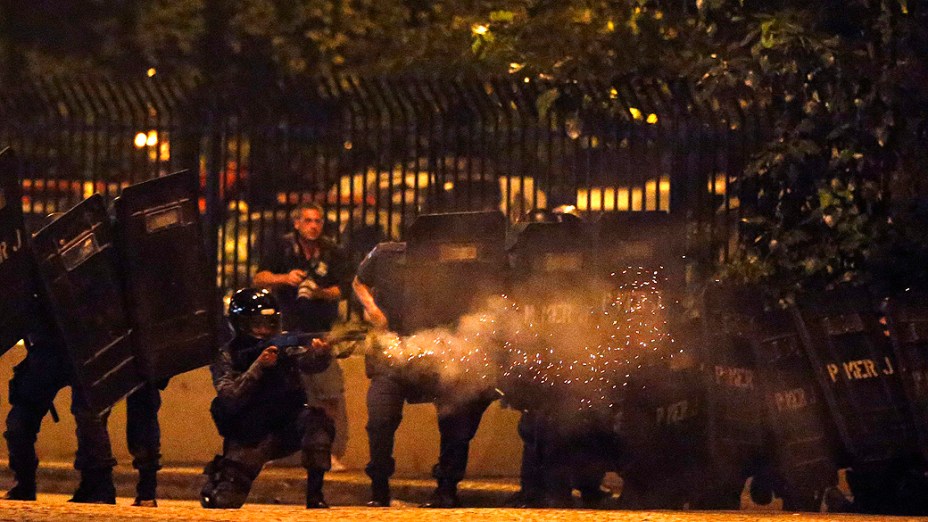 Rio de Janeiro - Manifestantes entram em confronto com a polícia durante protesto, na capital carioca