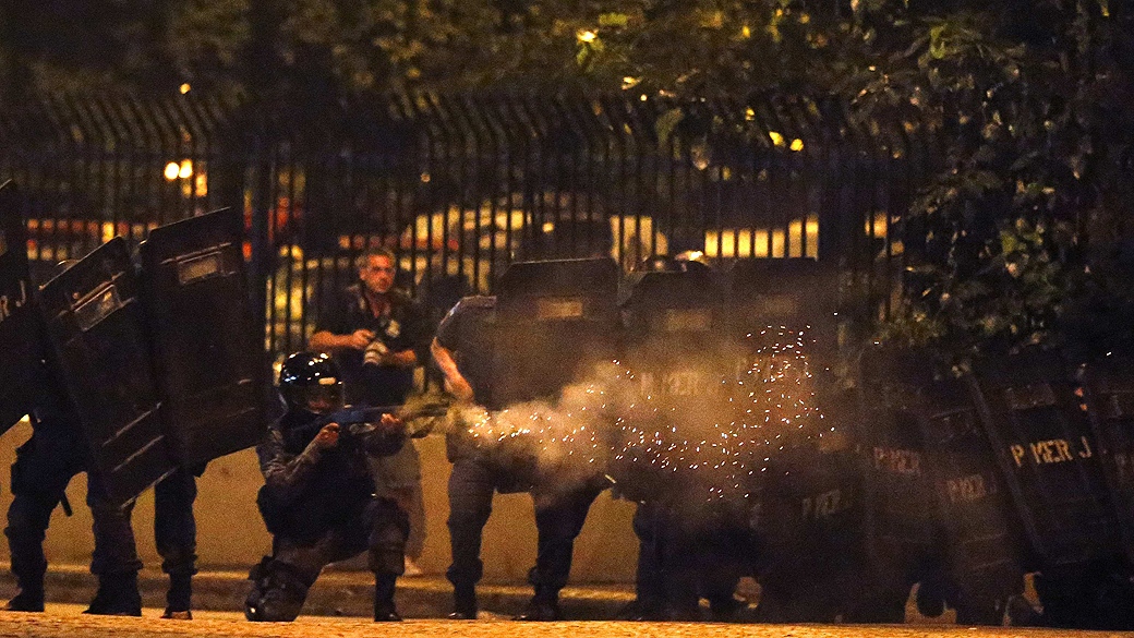 Rio de Janeiro - Manifestantes entram em confronto com a polícia durante protesto, na capital carioca