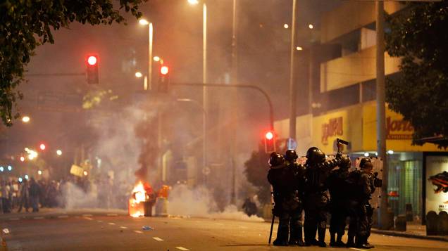 Rio de Janeiro - Manifestantes entram em confronto com a polícia durante protesto, na capital carioca