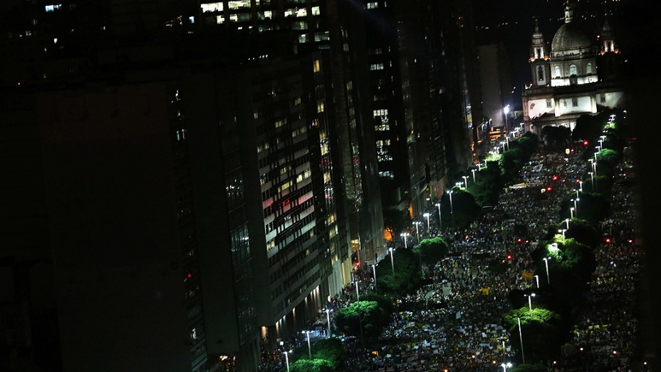 Rio de Janeiro - Milhares de manifestantes se reúnem para protestar nesta quinta feira (20) na capital carioca