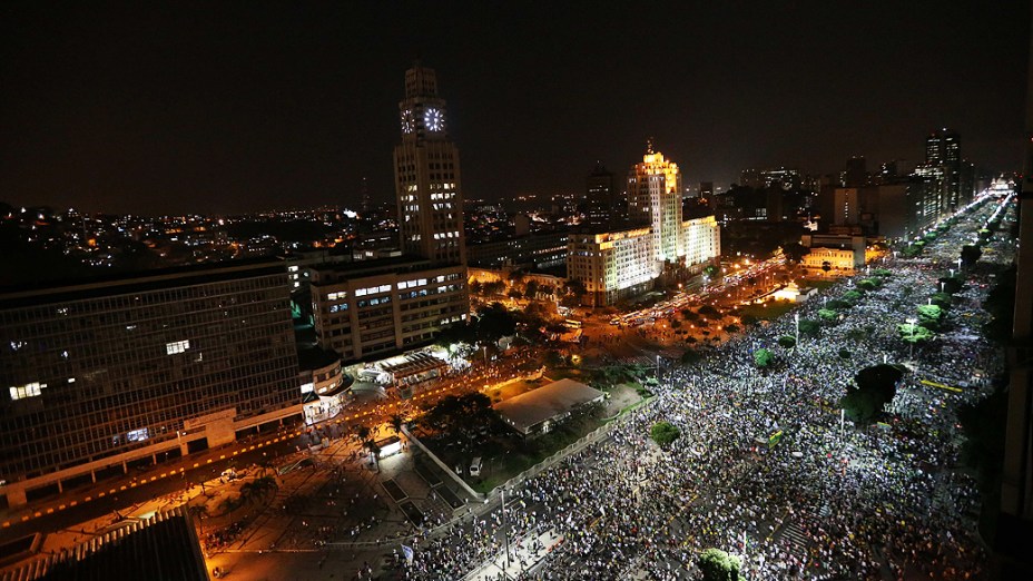 Rio de Janeiro - Milhares de manifestantes se reúnem para protestar nesta quinta feira (20) na capital carioca
