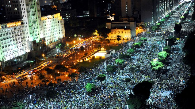 Rio de Janeiro - Milhares de manifestantes se reúnem para protestar nesta quinta feira (20) na capital carioca