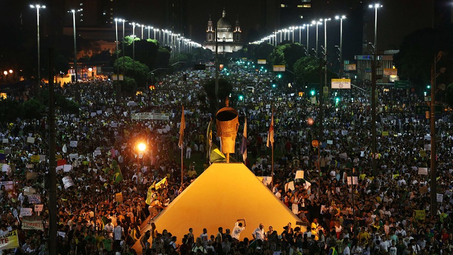 Rio de Janeiro - Milhares de manifestantes se reúnem para protestar nesta quinta feira (20) na capital carioca
