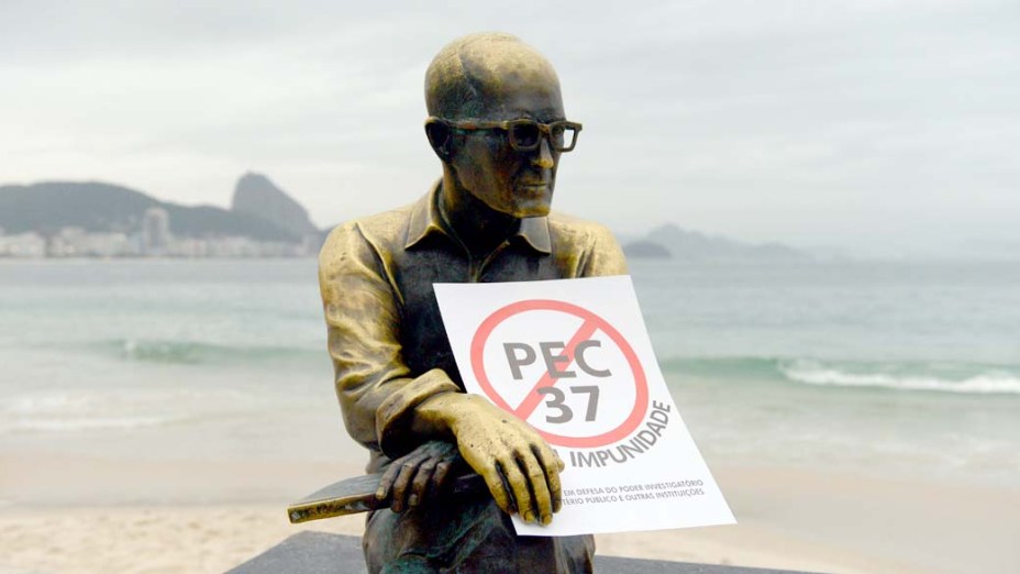 Rio de Janeiro - Manifestantes fazem protesto em Copacabana contra a PEC 37