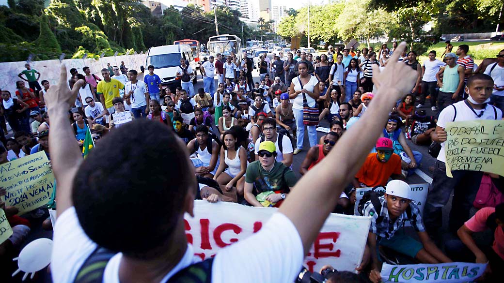 Salvador - Manifestantes fazem protesto pedindo melhorias no transporte público, neste sábado (22)