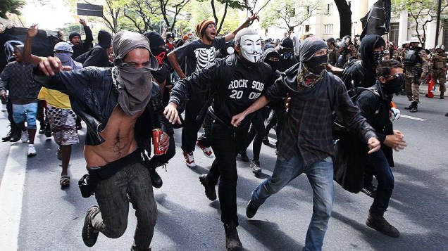 Belo Horizonte - Manifestantes com os rostos cobertos entram em confronto com a polícia durante desfiles de 7 de Setembro