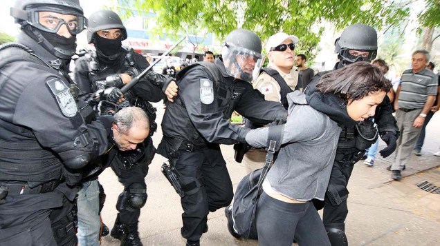 Belo Horizonte - Manifestantes são detidos durante protestos na capital mineira