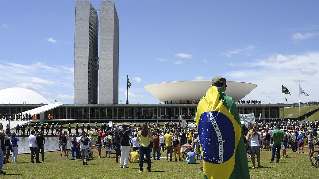 Brasília - Manifestantes protestam na Esplanada dos Ministérios durante desfile de 7 de Setembro