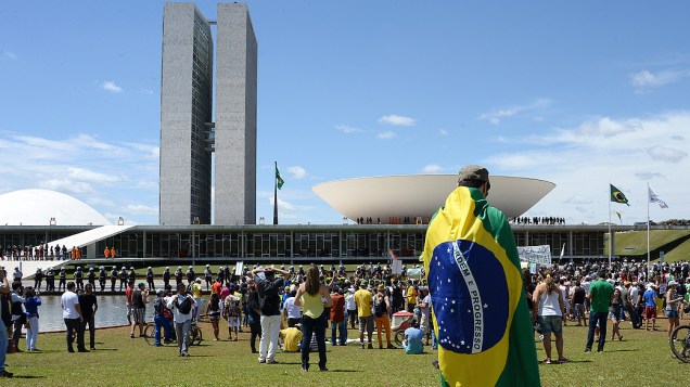 Brasília - Manifestantes protestam na Esplanada dos Ministérios durante desfile de 7 de Setembro