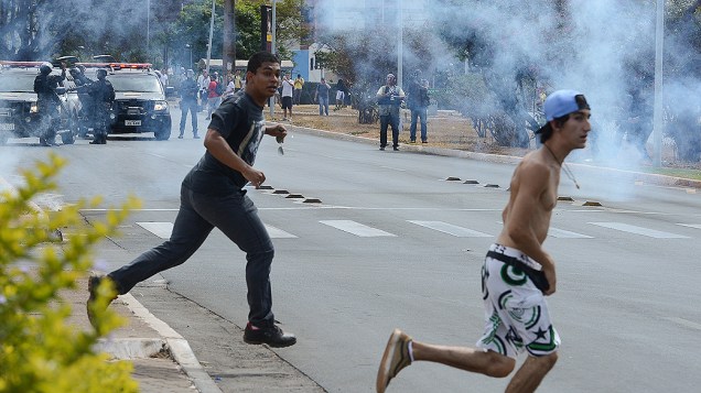 Brasília - A polícia militar do Distrito Federal conseguiu dispersar os manifestantes que tentavam chegar ao Estádio Nacional Mané Garrincha. Os policiais usaram bombas de efeito moral e de gás lacrimogêneo, e o grupo se dividiu por várias vias da área central de Brasília