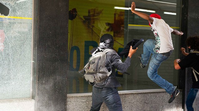 Porto Alegre - Manifestantes depredam agência bancária no centro