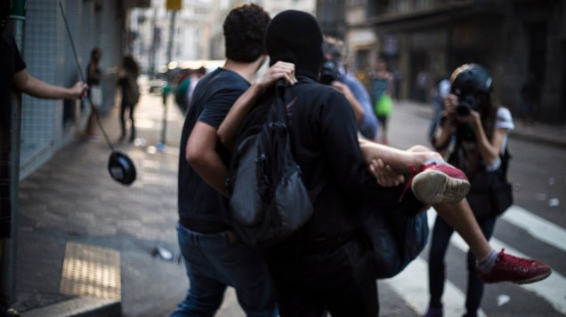 São Paulo - Manifestantes carregam pessoa ferida durante protesto no centro da cidade